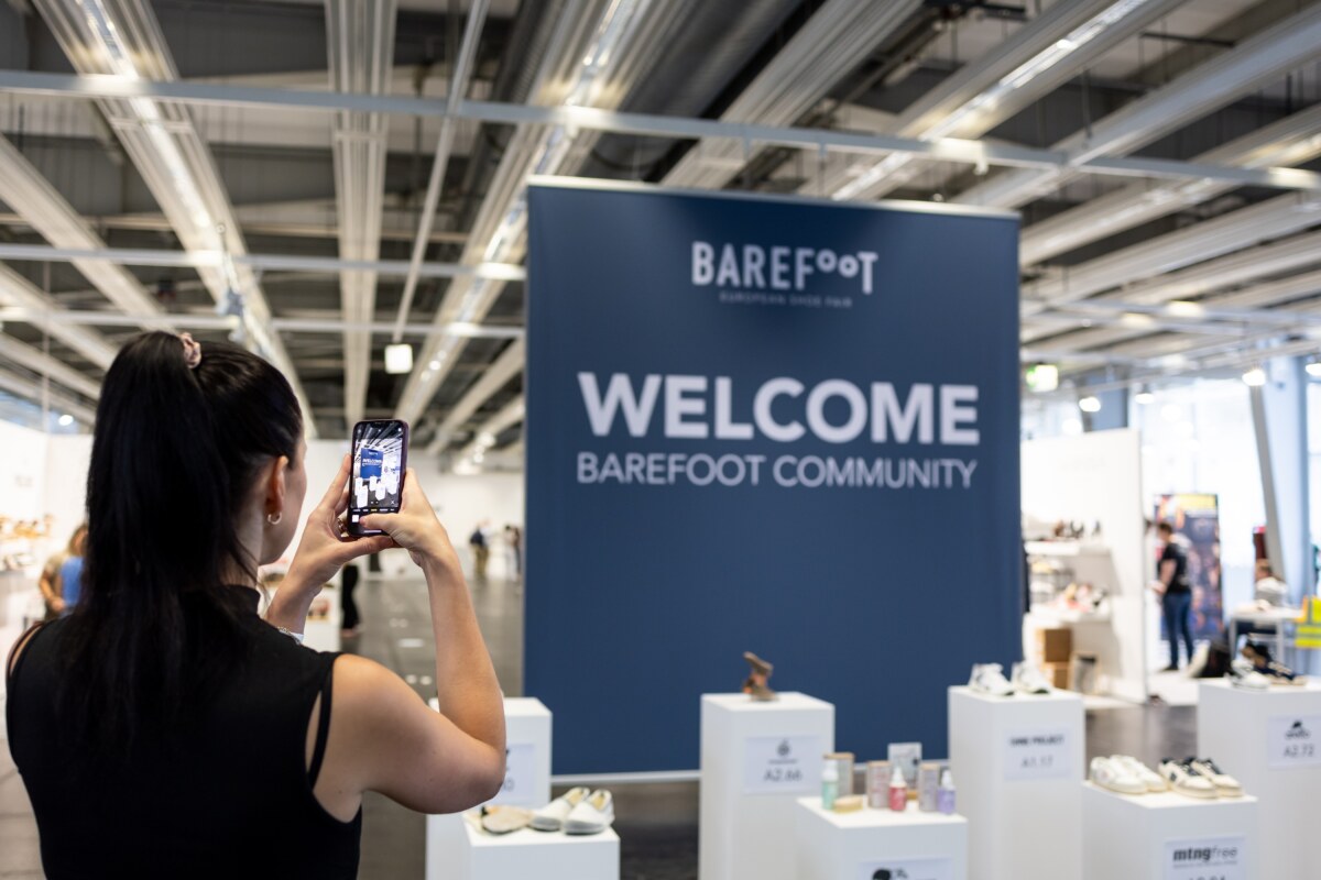 A visitor photographing the welcome display at the fair entrance, photo by Messe Offenbach / Esra Klein